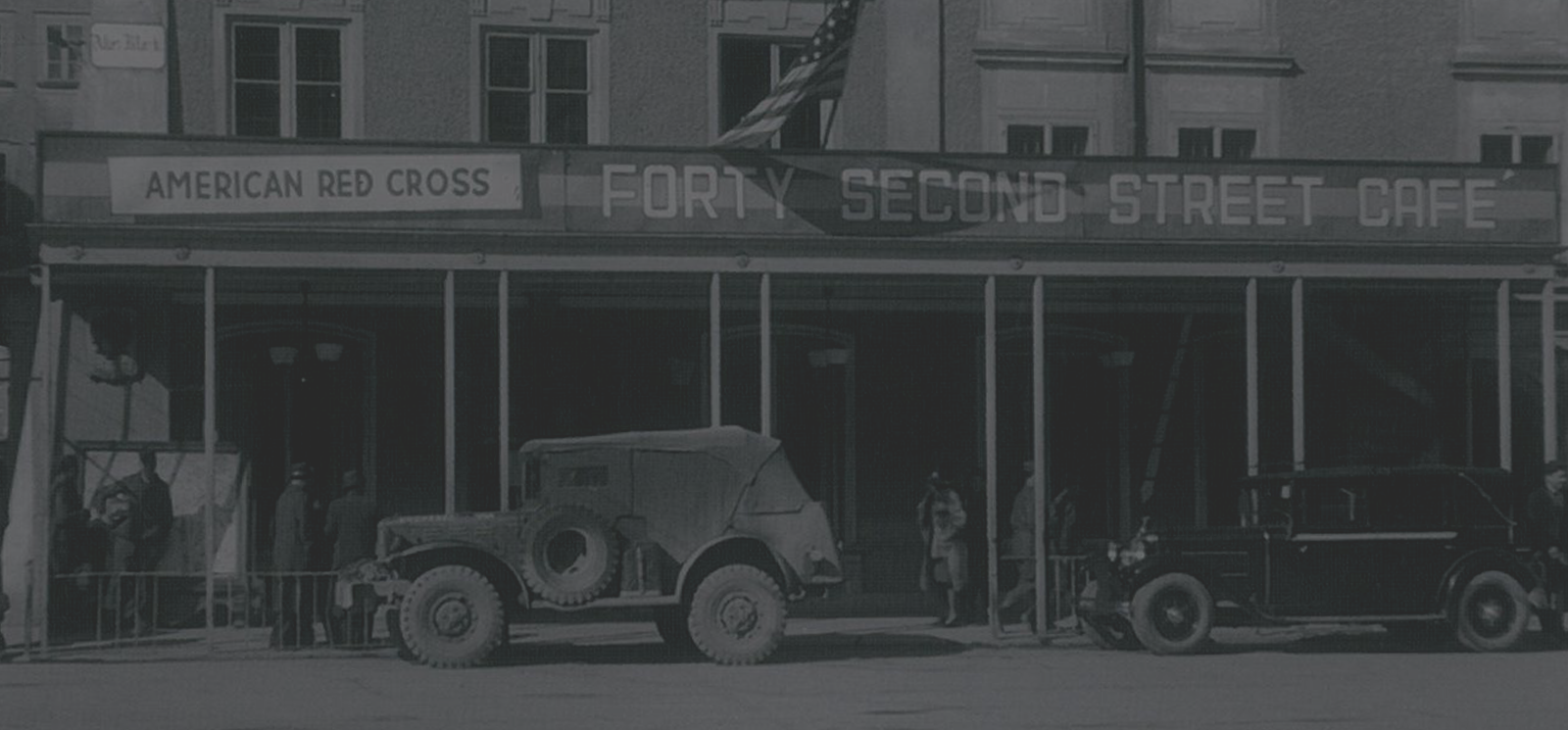 Cafe Tomaselli - ein Truck des roten Kreuzes vor unserem Cafe